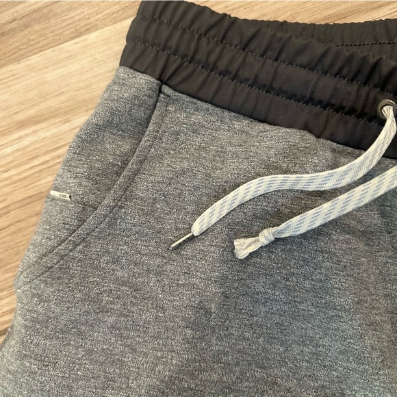 Vuori Men’s Balboa Joggers Sweatpants Grey Pants
Size Medium performance wear - Picture 8 of 8